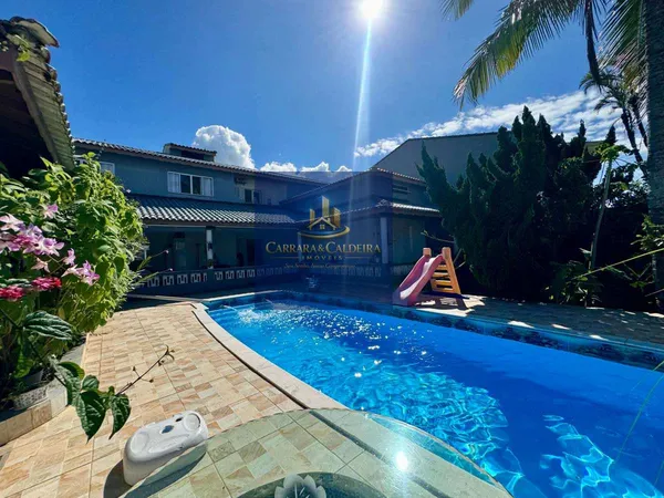 Sobrado à venda com 4 quartos, 357m² - Josedy,Peruíbe