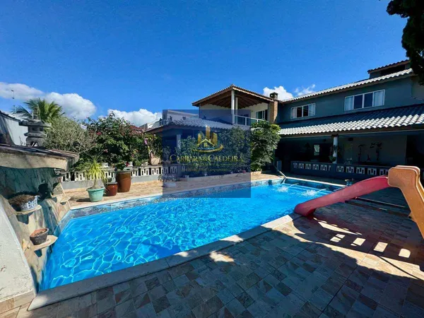 Sobrado à venda com 4 quartos, 357m² - Josedy,Peruíbe
