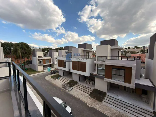 Sobrado à venda com 3 quartos, 211m² - BACACHERI,