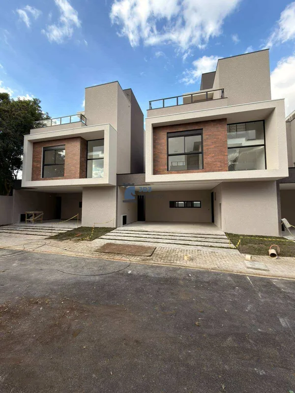 Sobrado à venda com 3 quartos, 211m² - BACACHERI,